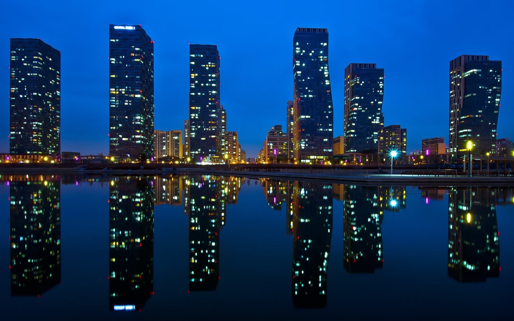 爱游戏综合娱乐-_夜跑体验乐园：灯火映照下的激情飞扬_，夜跑攻略