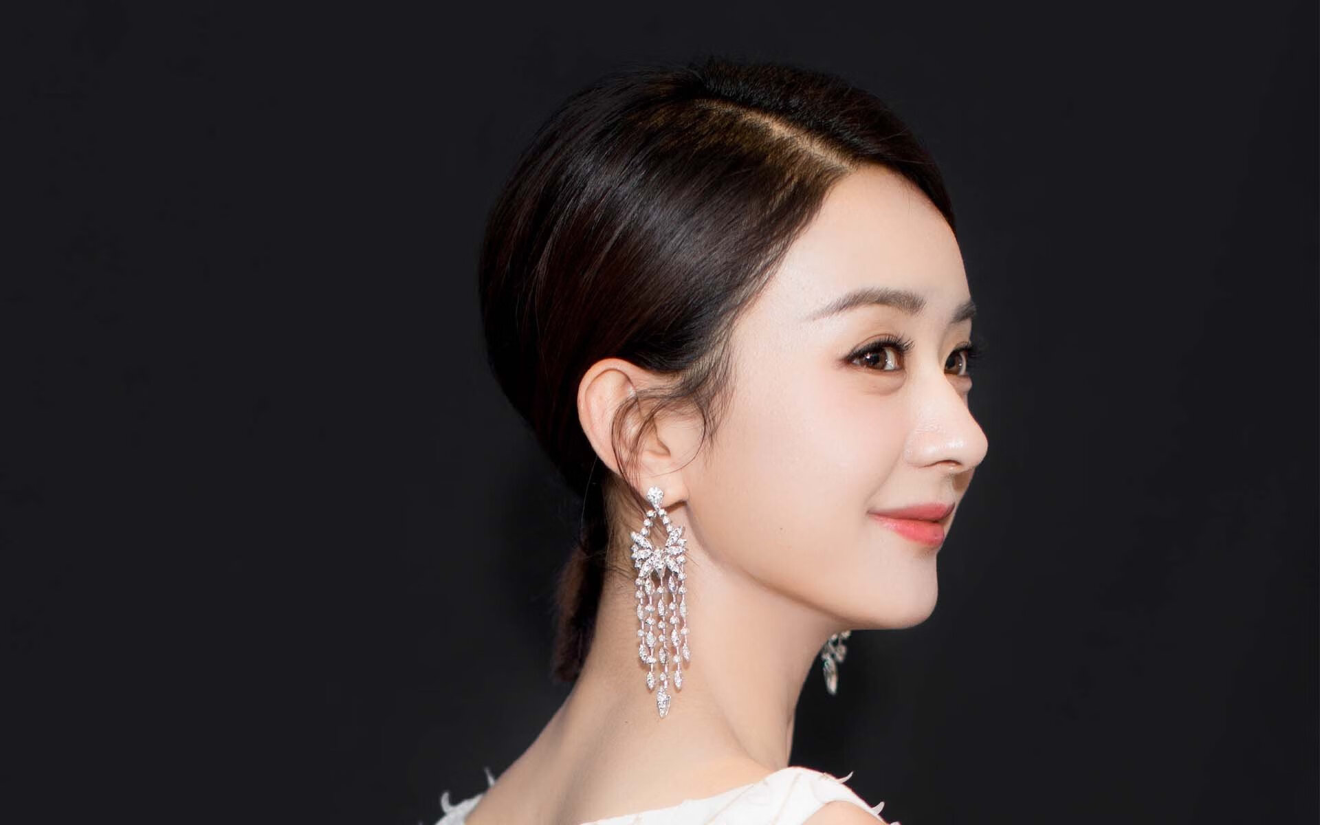 AYX体育-英超传统强队迎来新挑战，竞争愈发激烈，英超强队多