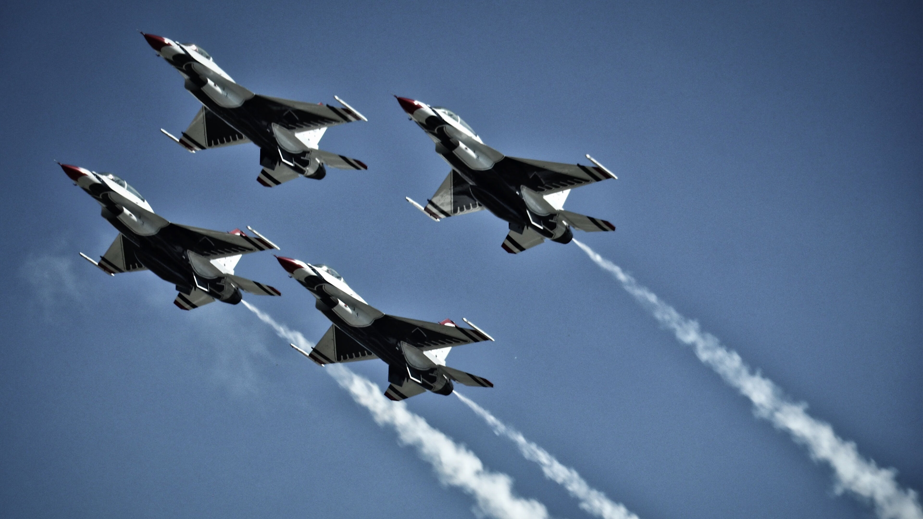 爱游戏娱乐平台-职业联赛开展球员心理健康讲座促进身心健康，足球心理训练对于青少年球员产生的影响